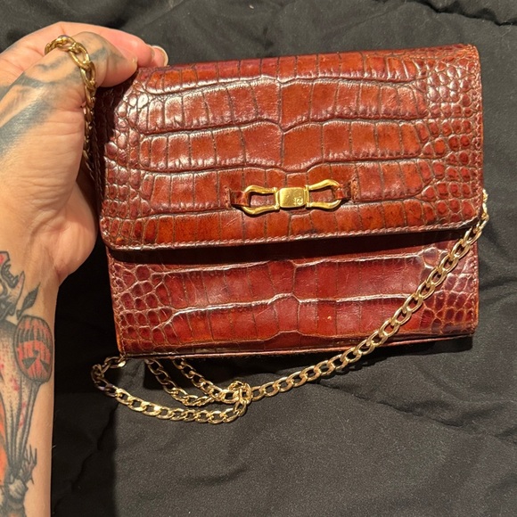 Liz Claiborne Handbags - Vintage Liz Claiborne Brown Croc print Leather purse w/gold detachable Chain